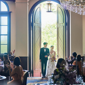 お天気の良い日は木漏れ日に包まれながら重要文化財の門扉から入場|旧桜宮公会堂の写真(57102175)