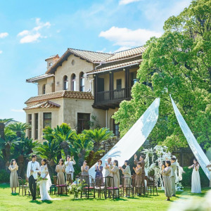 広大な庭を舞台にしたーデンセレモニーを|ジェームス邸の写真(57110110)