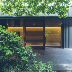 モダンな印象を与えるバンケット棟|ジェームス邸の写真(57110817)