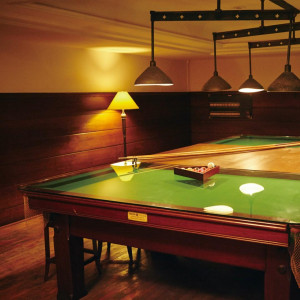当時の設えがそのまま残されたビリヤード台|ジェームス邸の写真(57107728)
