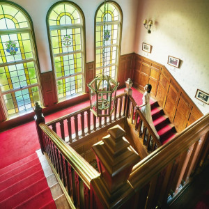 ステンドグラスが特徴的な階段はフォトスポットとしても人気|ジェームス邸の写真(57110162)