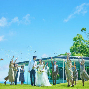 挙式後はガーデンを舞台にしたフラワーシャワーも|ジェームス邸の写真(57110116)