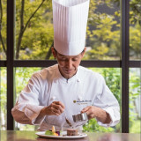 ホテル自慢の料理は、シェフが一品一品こだわり抜いた内容。シェフと一緒にコース内容を考えましょう。