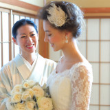 陽射しの入る和室でゆったりお支度。花嫁姿になる間も心落ち着くひとときに