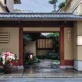 料亭という空間に誘う門。奥の見えない石畳を進んで日本の古きよき文化を堪能できる非日常の世界へ