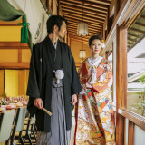 挙式の白無垢から色打掛に掛け替えて、ぐっとイメージを変えての披露宴入場も人気
