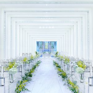 純白の空間に正面窓から自然光が注ぎこむ。|ノートルダム八戸/FIVESTAR WEDDINGの写真(818202)