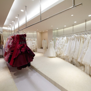 個室で特別感を味わいながら新作ドレスを試着。|ノートルダム八戸/FIVESTAR WEDDINGの写真(700003)