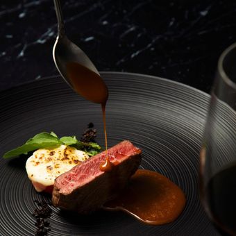 メインディッシュのお肉料理は、ゲストから好評の逸品