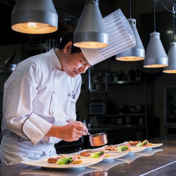 精魂込めたお料理を提供するシェフ達。おふたりの結婚式のために提供する料理は彼らにまかせて！|ノートルダム八戸/FIVESTAR WEDDINGの写真(1562330)