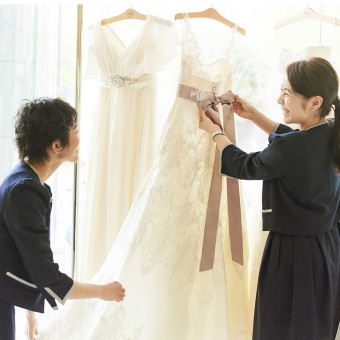 自社ドレスショップのドレスコーディネーターが、花嫁の心をくすぐるドレスや小物をご提案します