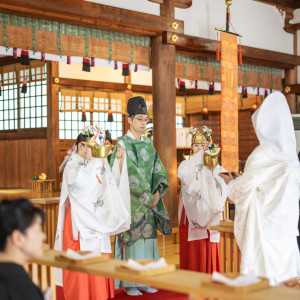 神前式ならではの両家が家族となる瞬間の儀式 祝福を感じながら新たなはじまりの一歩を踏み出します|若宮の杜 迎賓館の写真(42120280)