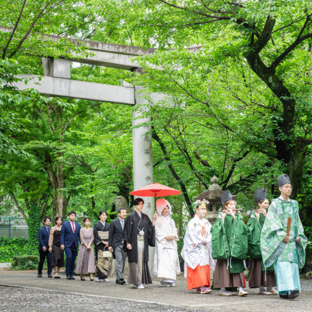 雅楽の音色とともに両家で進む花嫁行列