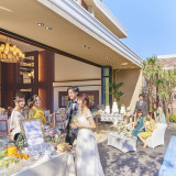 パーティ会場とひと続きのガーデンはプール付