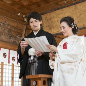 ご親族に見守られながら夫婦となる誓いをたてます|秋子想／TOKIKOSOの写真(2746846)