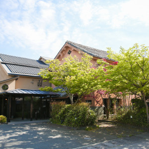 四季折々で表情を変えるアプローチ。当館は日本遺産の町豆田の真ん中に位置し、結婚式までの待ち時間に町並み散策するのも楽しみの一つ。|秋子想／TOKIKOSOの写真(7864918)