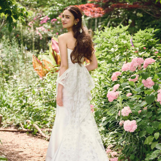 ウェディングドレスと同じくカラードレスも運命の1着をお選びいただけます