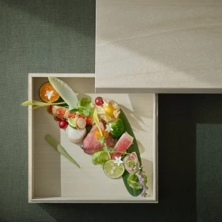 味や見た目の美しさはもちろん香りや食感、音にまでこだわった五感に響く一皿を