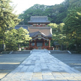 日本三大八幡宮の一つであり、古都鎌倉を代表する名所・鶴岡八幡宮。KOTOWA 鎌倉 鶴ヶ岡会館は、この鶴岡八幡宮に最も近い結婚式場です。