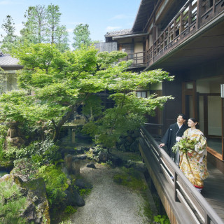 駅から鶴岡八幡宮までは大きな段差もなく、年齢を問わず参列しやすい美しい街並み。