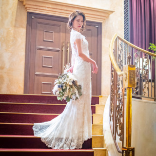 大階段ではドレスのトレーンの広がりが美しく映えます