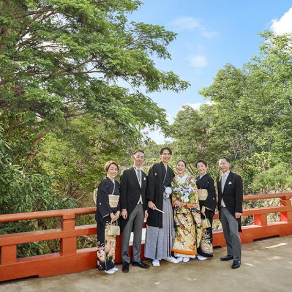 年齢と問わずお過ごしやすい秋婚は日本美を感じる心が通じる瞬間。挙式迄の前撮りもおすすめ。
