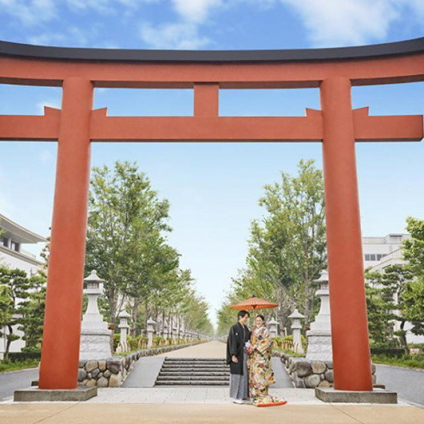 伝統感じる鶴岡八幡宮で執り行う、本格神前結婚式。 古都の風景と共に、晴れやかな節目をお過ごしください