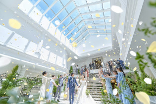 挙式後のフラワーシャワー|アルカンシエル luxe mariage 大阪（アルカンシエルグループ）の写真(44207897)