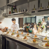 披露宴会場内にはオープンキッチンをご用意。出来立ての料理をそのままお届け致します!
