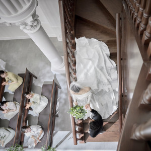 チャペルの階段はウエディングドレスのロングトレーンが映えます|アルカンシエル luxe mariage 大阪（アルカンシエルグループ）の写真(47712274)