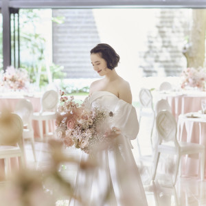 会場の雰囲気とあわせて花嫁様も柔らかな印象に|アルカンシエル luxe mariage 大阪（アルカンシエルグループ）の写真(47712268)