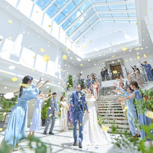天窓と大階段が織りなす開放的な空間でフラワーシャワーを|アルカンシエル luxe mariage 大阪（アルカンシエルグループ）の写真(33798213)