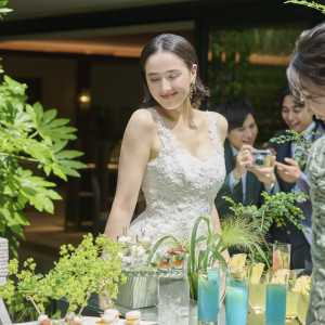 髪型をダウンスタイルにしたリゾート感のあるコーディネート|アルカンシエル luxe mariage 大阪（アルカンシエルグループ）の写真(47712266)