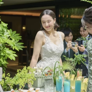 髪型をダウンスタイルにしたリゾート感のあるコーディネート|アルカンシエル luxe mariage 大阪（アルカンシエルグループ）の写真(47712266)