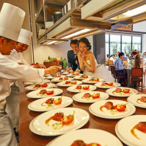出来立ての料理をサービスするオープンキッチン|アルカンシエル luxe mariage 大阪（アルカンシエルグループ）の写真(5098730)