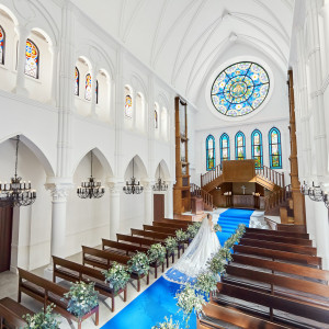 白亜の大聖堂にはロイヤルブルーのバージンロードも大人気♪純白とロイヤルブルー、おふたりはどちらの色がお好みでしょうか|アルカンシエル luxe mariage 大阪（アルカンシエルグループ）の写真(28480729)