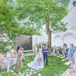 パリ郊外をイメージして作られた【パリス】の専用ガーデン♪結婚式らしい華やかな雰囲気でゲストをお出迎えします|アルカンシエル luxe mariage 大阪（アルカンシエルグループ）の写真(47706760)