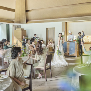 「料理にこだわりたい！」「ゲストをもてなしたい！」というカップル様にはオープンキッチンがお勧め！出来立ての料理をその場でご提供いたします|アルカンシエル luxe mariage 大阪（アルカンシエルグループ）の写真(47705573)