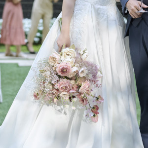 ふんわりとした柔らかな色合いのウエディングブーケ|アルカンシエル luxe mariage 大阪（アルカンシエルグループ）の写真(47712267)