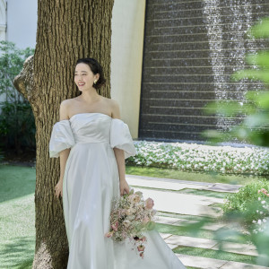 貸切ガーデンの緑と花嫁様の抜け感のあるコーディネートが美しい|アルカンシエル luxe mariage 大阪（アルカンシエルグループ）の写真(47712272)
