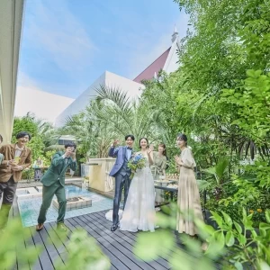 緑のガーデン×青空という新大阪徒歩3分の都心とは思えない程の解放感を楽しむ|アルカンシエル luxe mariage 大阪（アルカンシエルグループ）の写真(47712564)