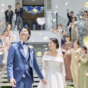 ゲスト一人一人から祝福を受けるフラワーシャワー♪ブーケトスや集合写真も階段を貸切にして叶います|アルカンシエル luxe mariage 大阪（アルカンシエルグループ）の写真(47705569)