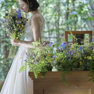 緑が美しい会場に合わせたブーケと会場装飾|アルカンシエル luxe mariage 大阪（アルカンシエルグループ）の写真(47712273)