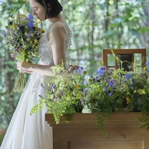 緑が美しい会場に合わせたブーケと会場装飾|アルカンシエル luxe mariage 大阪（アルカンシエルグループ）の写真(47712273)
