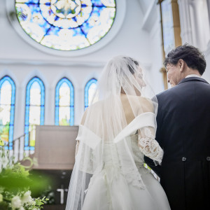 大切な人にエスコートされて歩むバージンロード|アルカンシエル luxe mariage 大阪（アルカンシエルグループ）の写真(47704822)