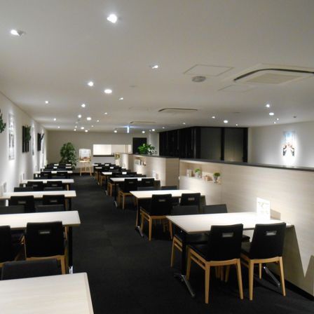 結婚式のお打ち合わせを行う広々としたブライダルサロン|アルカンシエル luxe mariage 大阪（アルカンシエルグループ）の写真(906790)