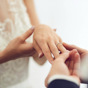 おふたりの思いが込められた指輪。緊張で震える手をおふたりで支え合えながらお互いの指に永遠の愛を誓う証として、交換するセレモニー。|アンダーズ 東京（Andaz Tokyo）の写真(3341168)