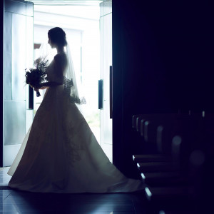 チャペルの扉を開くと、自然光が差し込み、光の中からご入場。そのシルエットがとても幻想的で花嫁様の魅力を引き立てます。|アンダーズ 東京（Andaz Tokyo）の写真(3341700)