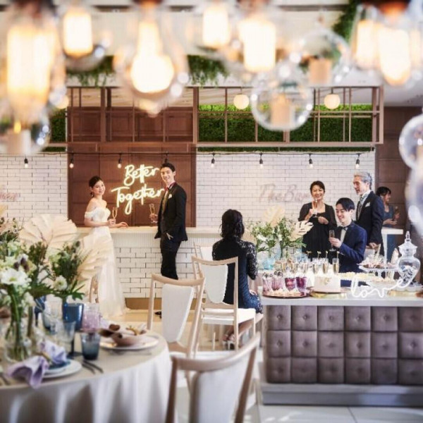 【披露宴会場】オープンキッチンから運ばれる出来立てのお料理で五感で楽しむおもてなしを