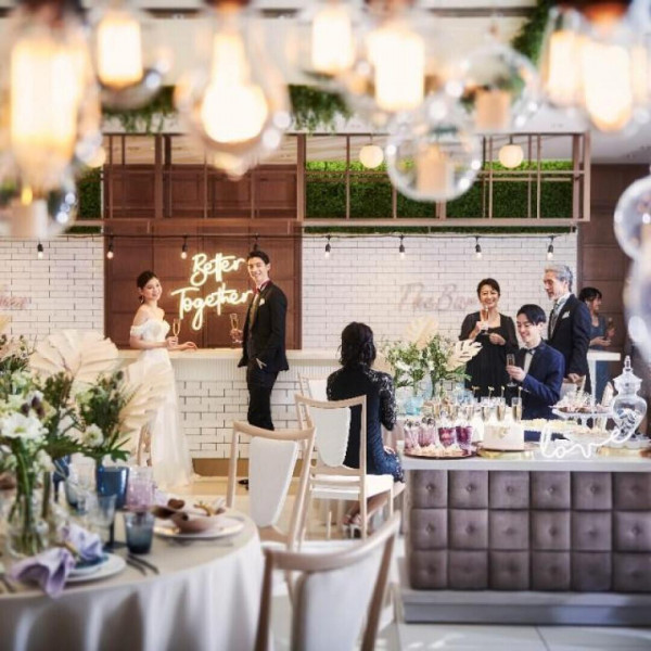 【披露宴会場】オープンキッチンから運ばれる出来立てのお料理で五感で楽しむおもてなしを